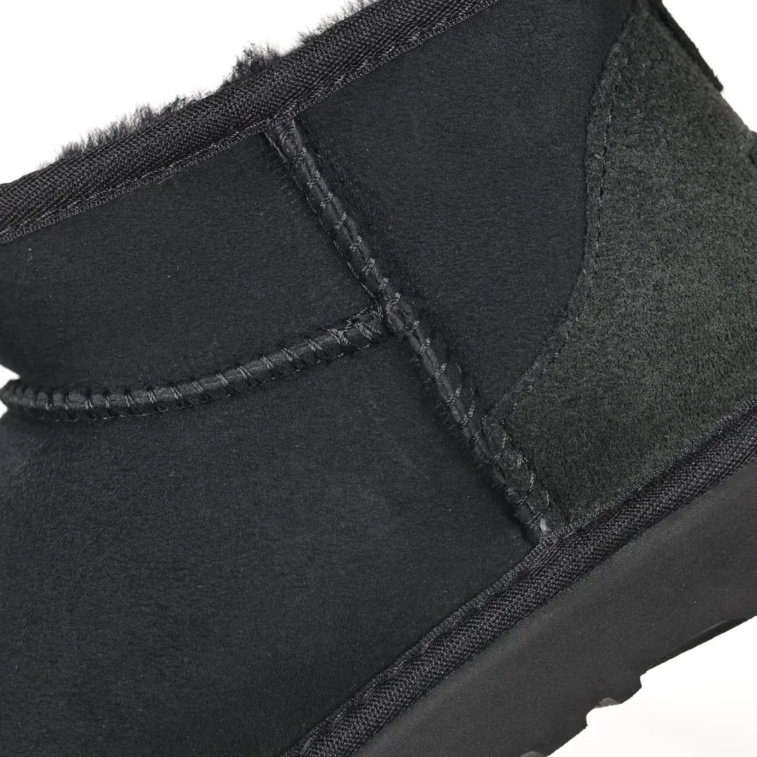 Pick up locally 💰480, core recommendation, good price UGG Classic MiNi basic low-top series, Xiaohongshu hot model, Henan Longfeng leather production, sheepskin integrated, top quality in the market, 2-3 cm cashmere insole, keeping warm in winter, suitable for home use. In the new year, uug launched a style series, which is partially biased towards the preferences of young consumers, and has also moved to the forefront of fashion trends. Shoe body material, water-repellent coated suede upper 17mm UGGPURE™ implanted wool insole Lightweight non-slip comfortable rubber outsole With brand LOGO Trademark Comes with full packaging Size: 35 36 37 38 39 40